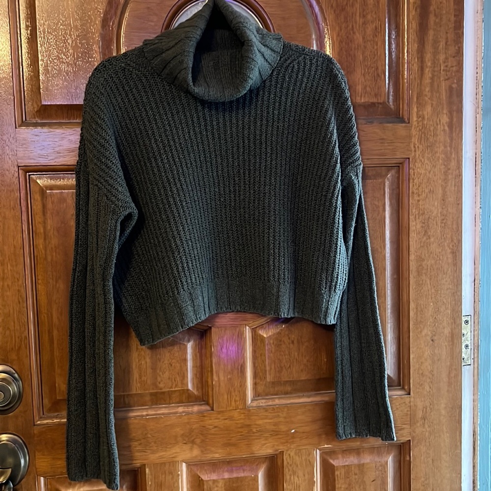 Juniors SO long sleeve cropped top sweater